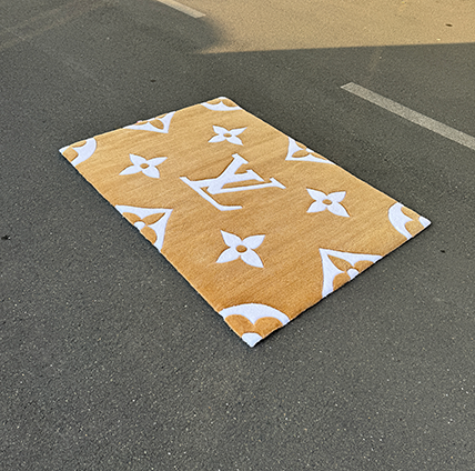 Tapis Louis V Beige et Blanc by DOMYRUGS