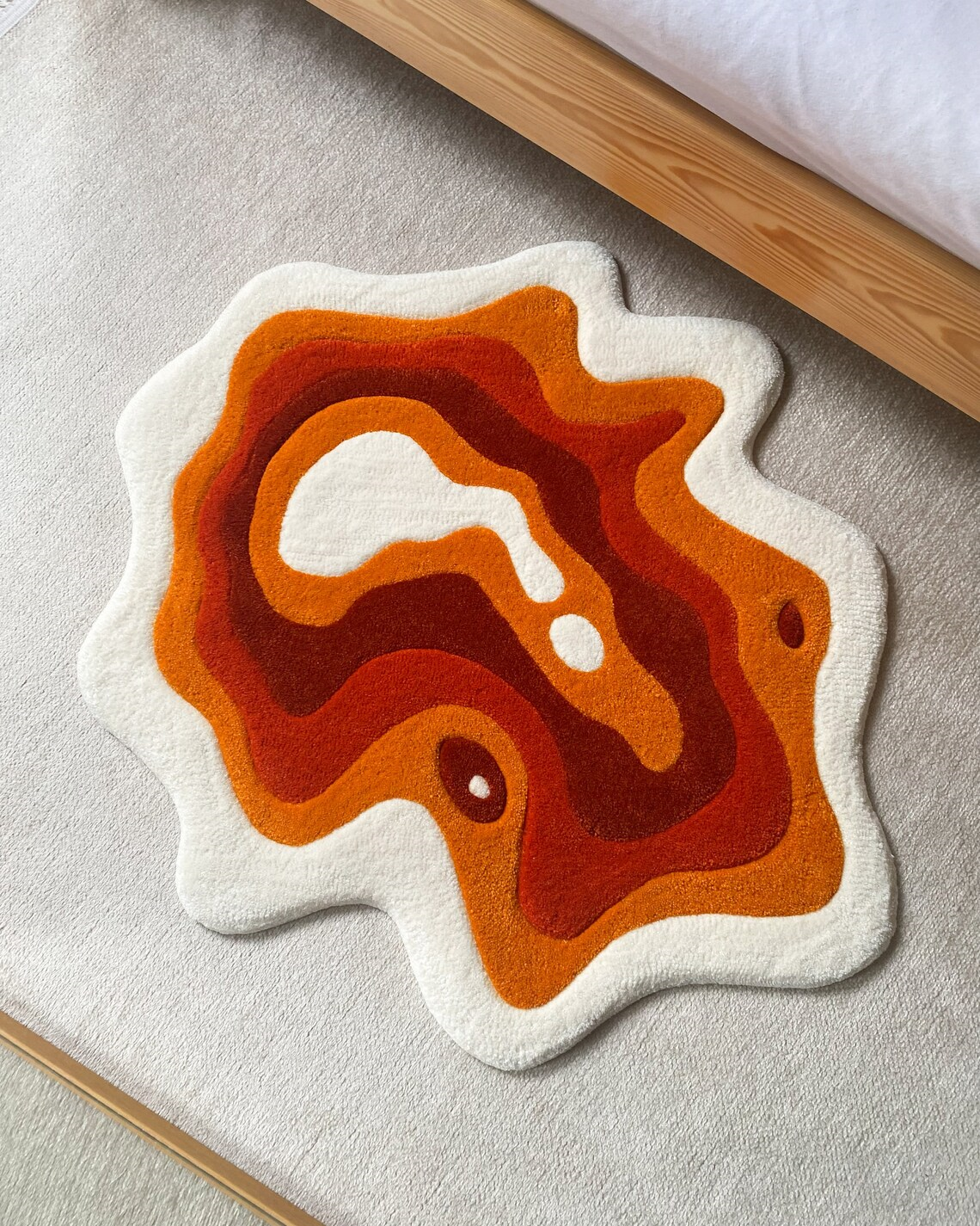 Brauner gewellter abstrakter Kunstteppich DOMYRUGS