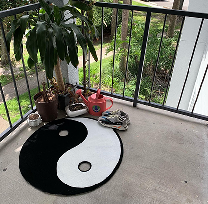 Yin- und Yang-Teppich von DOMYRUGS