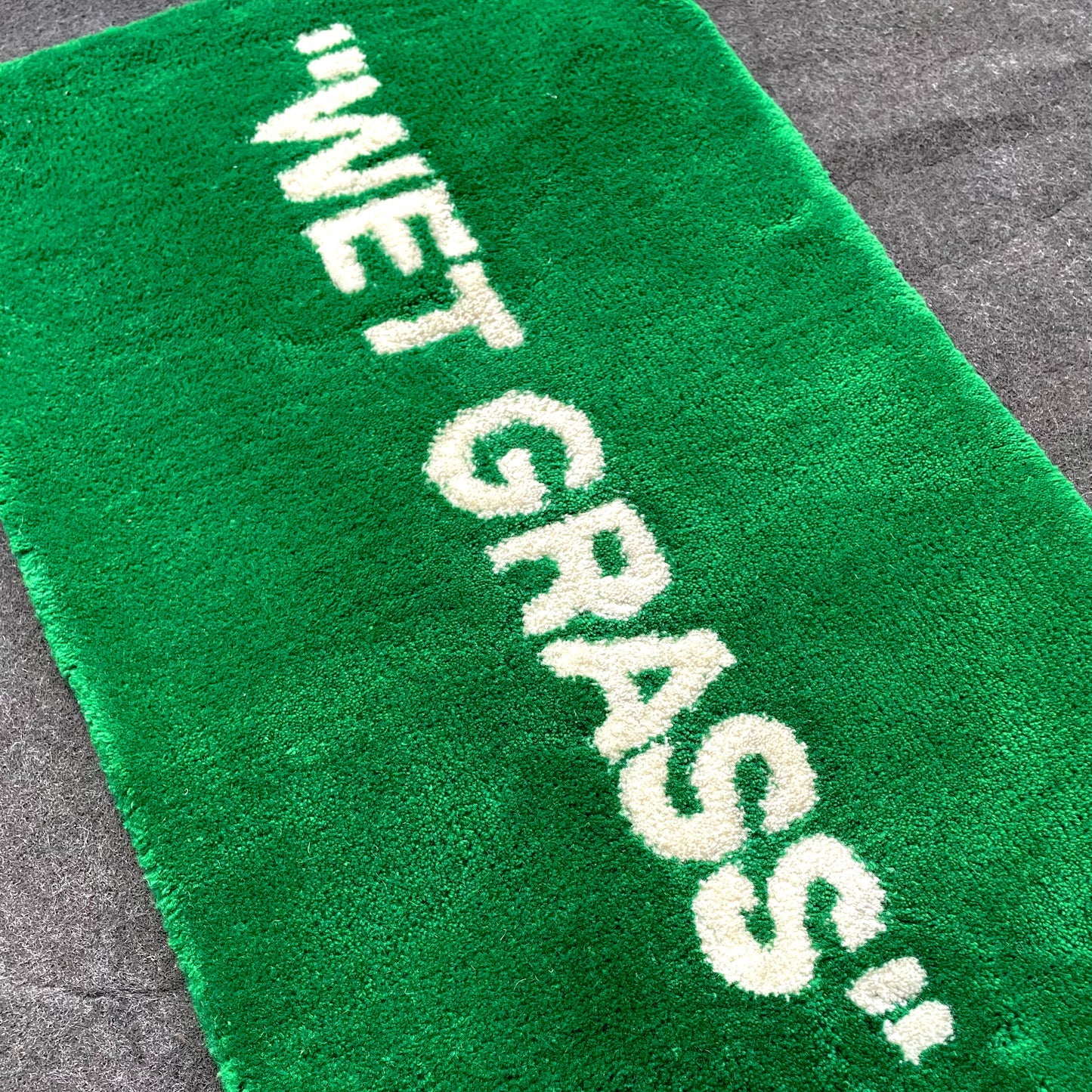 Tapis Wet Grass Pelouse by DOMYRUGS