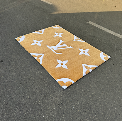 Tapis Louis V Beige et Blanc by DOMYRUGS