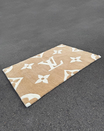 Tapis Louis V Beige et Blanc by DOMYRUGS