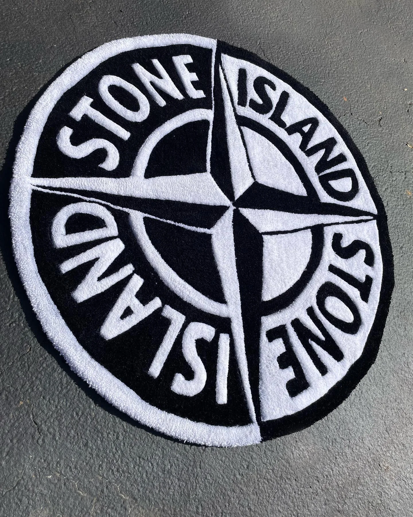 Tapis Stone Island Noir et Blanc by DOMYRUGS